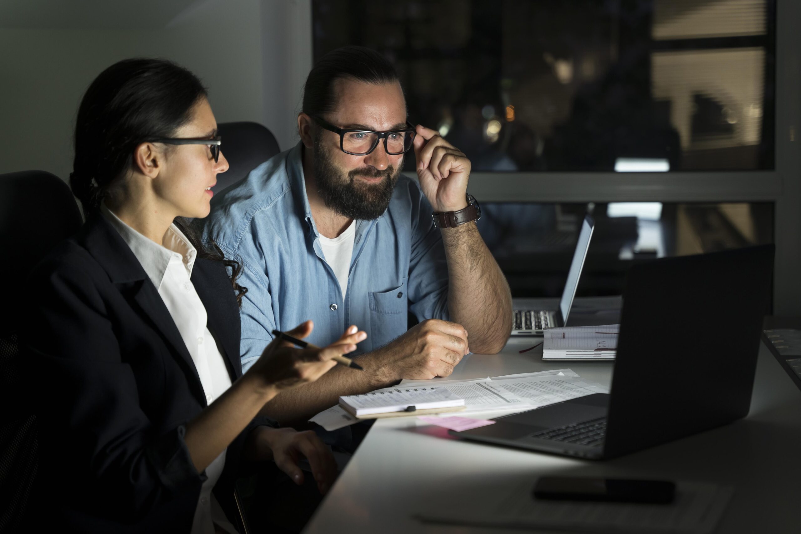 Compañeros de negocios trabajando tarde