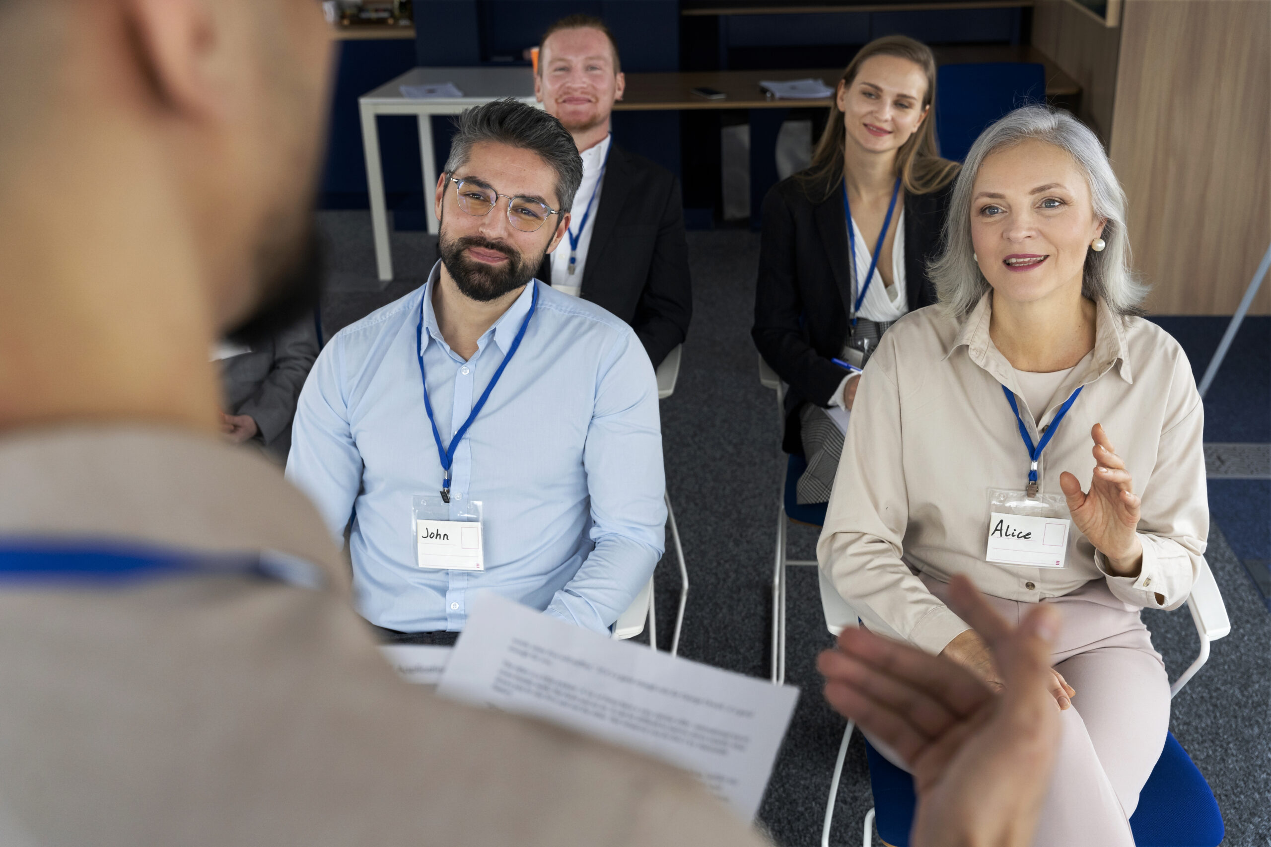 Personas participando en evento de negocios