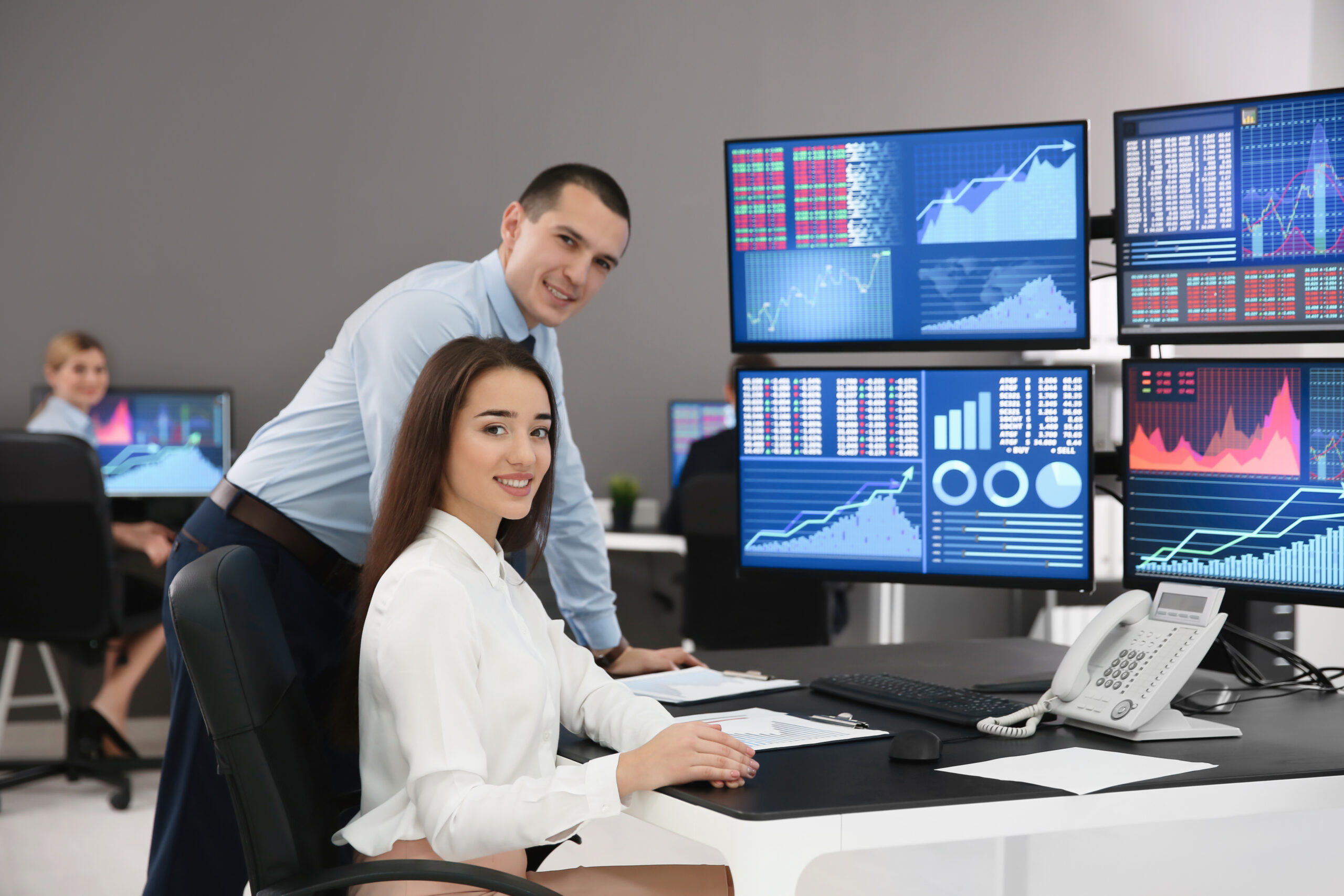 Profesionales trabajando en equipo en la oficina